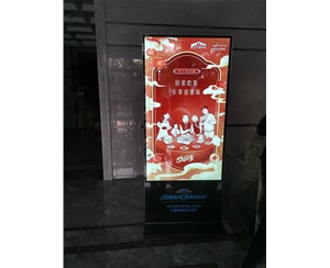 合肥某酒店采購(gòu)我司兩臺(tái)65寸立式廣告機(jī)用于播放宣傳視頻